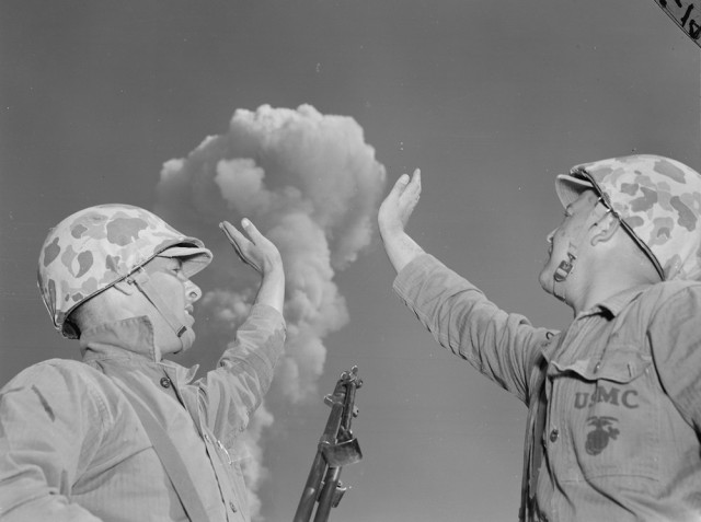16 архивных фотографий из прошлого, показывающих исторические моменты с неожиданной стороны