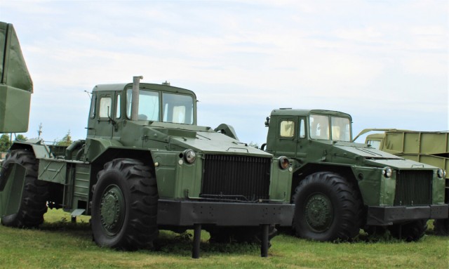 Почти ракетный комплекс МАЗ-7310 "Ураган". Аэродромная пожарная машина АА-60 посреди города