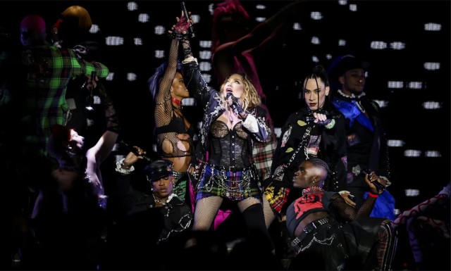 *БАЯН*На бесплатный концерт Мадонны в Рио-де-Жанейро собрались 1,6 млн человек