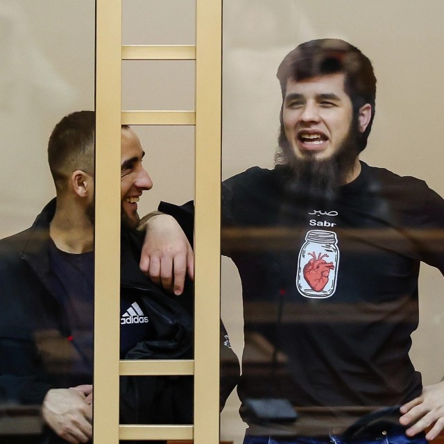 Поэтому они смеялись в суде?