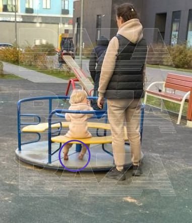 На родителей, гуляющих с босой девочкой в Москве, написали заявление в полицию