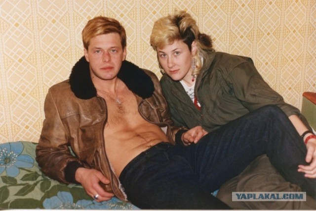 У кого-то на даче Цой, Д.Стингрей и другие едят шашлык, 1986г.