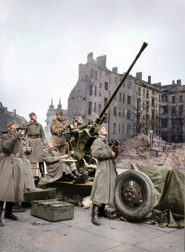 Московская художница Ольга Ширнина раскрасила более 2000 старых фотографий