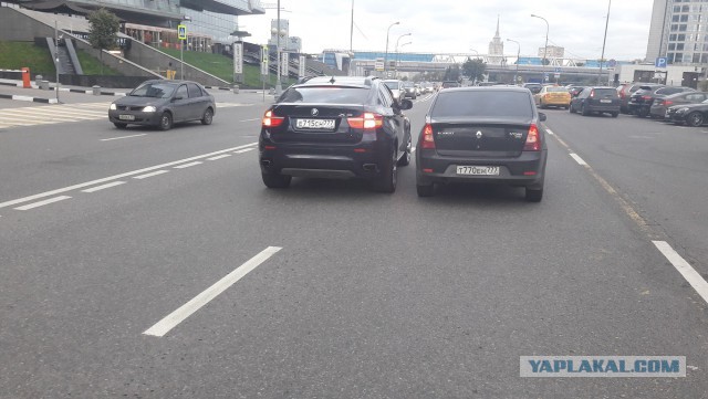 Audi Q7 влез сам, но соседа пропускать не стал... Нет поворотничка