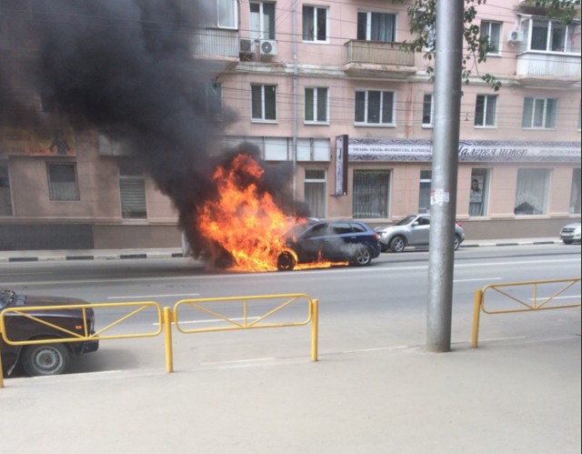 В Саратове сгорела Ауди из-за приоткрытого люка