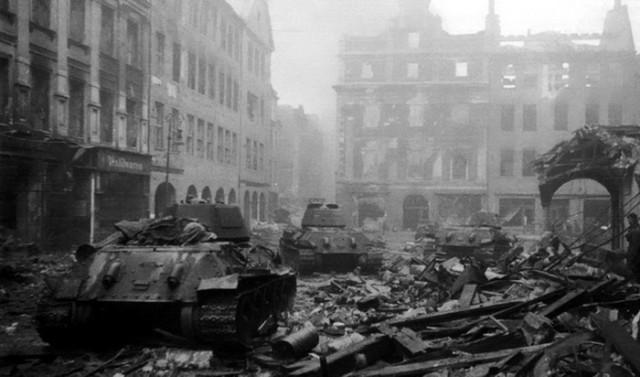 Исторические моменты Победы. Апрель-май 1945г