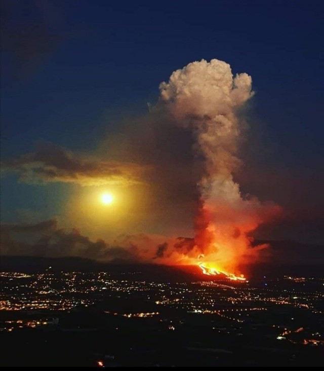 На Канарах начался апокалипсис: жителей эвакуируют из-за проснувшегося вулкана
