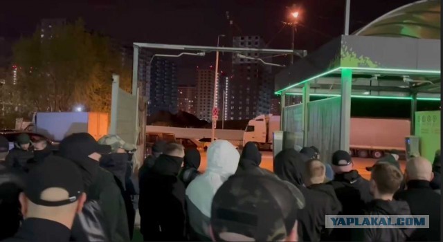"Ты чего такой мужик? Выйди из машины и разберись!"