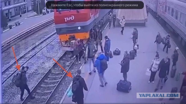 В Тюмени парень так спешил на поезд, что чуть не лишился головы: он успел спастись в последнюю секунду