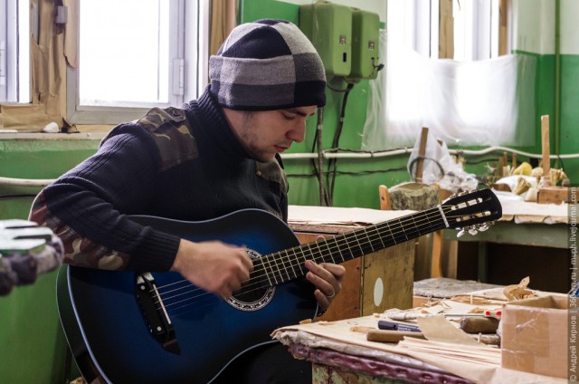 Как делают акустические гитары