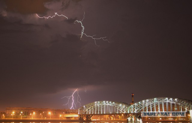 Удар молнии на расстоянии в несколько метров