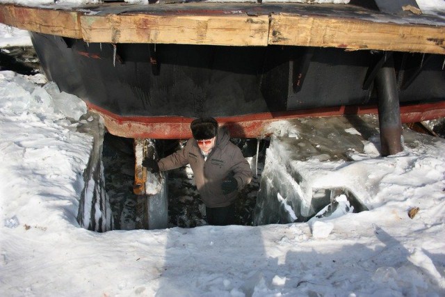 Подъём судна на льду.