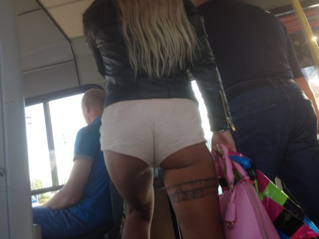 Лето! Булки на прогулке или девушки в шортах.