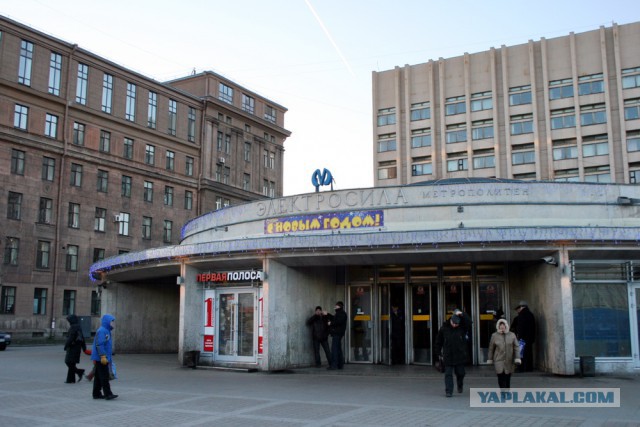 Дежурный по станции метро: зачем ему щипцы и как достают упавших людей