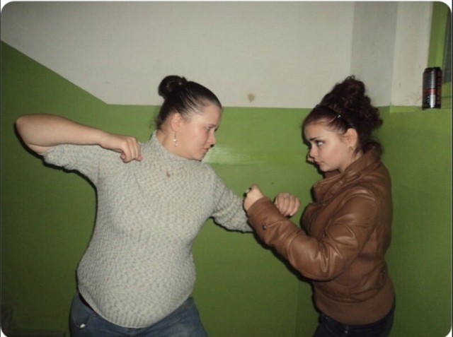 Дуры, хватит выёживаться перед фотиком