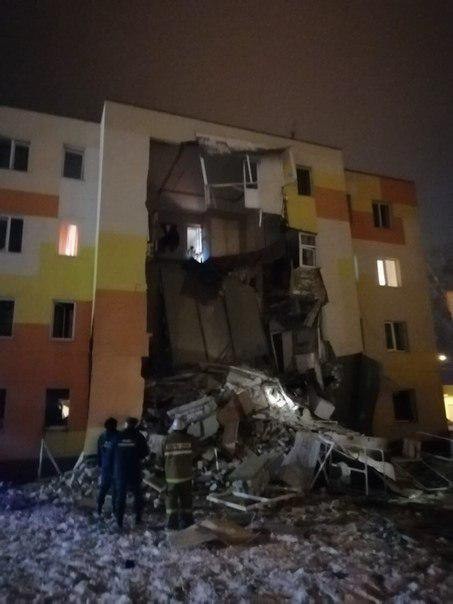 В Яковлево Белгородской области в жилом доме произошел взрыв. Обрушилась целиком одна из стен четырёхэтажки.