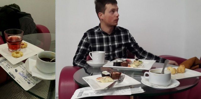 Алексей Навальный находится без сознания после отравления и экстренной посадки самолета в аэропорту Омска