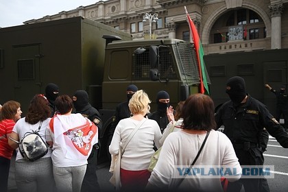 У здания КГБ в Минске протестующие отбили задержанных у силовиков