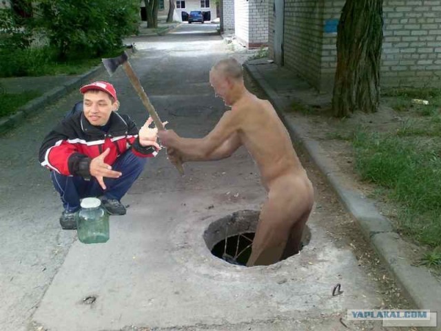Голый ледоруб машет топором!