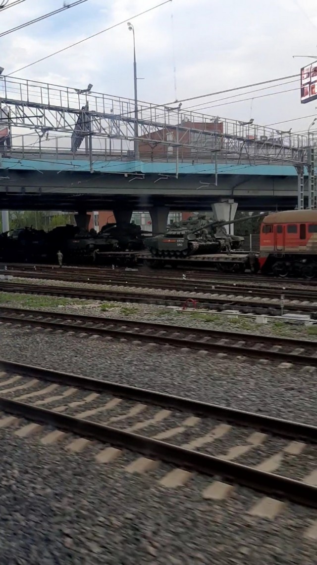 Во время учений в Воронеже военные развернули технику напротив детсада