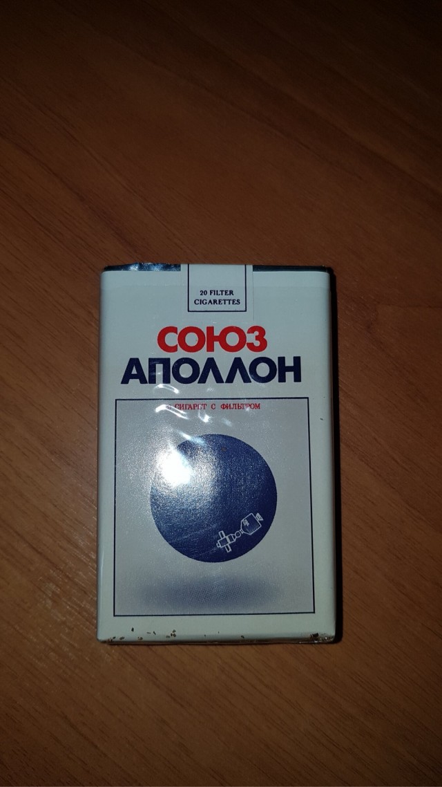 Подоконник на заброшенном заводе.