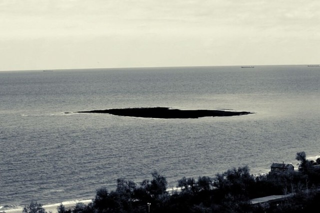 Он появляется раз в 7 лет — прямо из моря. И каждый раз пугает людей