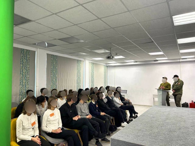 Алексей Мильчаков из ДШРГ Русич провел Урок мужества для школьников