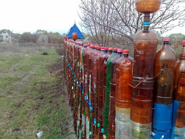 Из чего сделать фасадный забор, требуется помощь