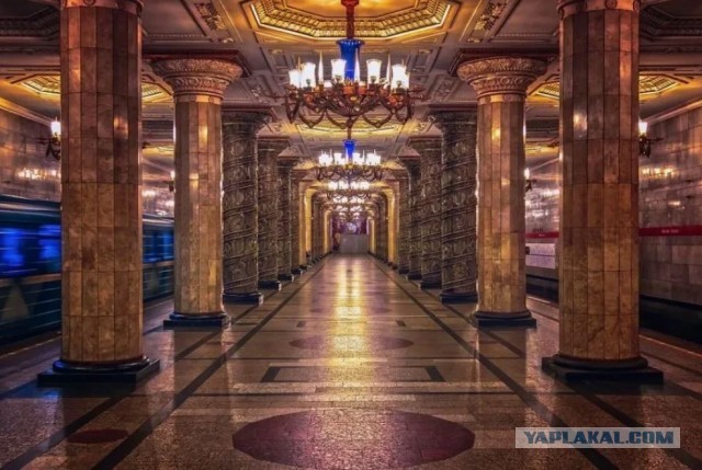 Подземные дворцы вместо «дыр в земле»: чем московское метро шокирует иностранцев?