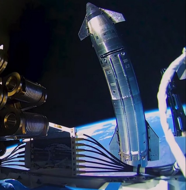 SpaceX выложила видео Старшипа с выпущенного им же спутника Старлинк.