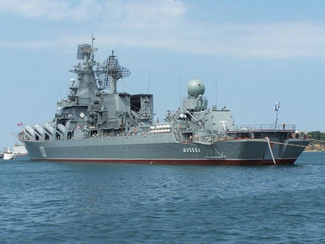 Крейсер <<Москва>> проходит панамский канал.