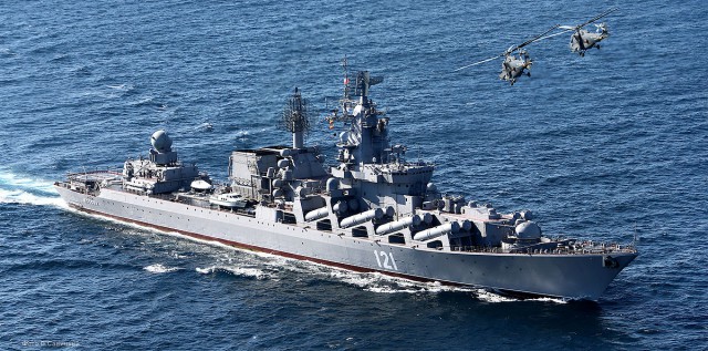 Большой десантный корабль ВМС США идет в Черное море