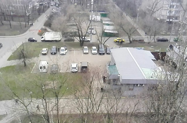 Давайте фото у кого какой вид из окна на оживленные улицы городов в настоящий момент
