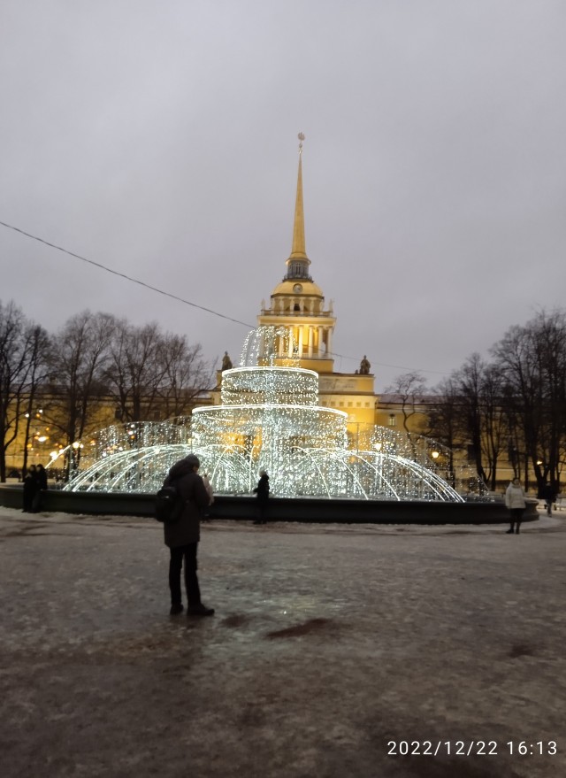 К Наде набежали женихи