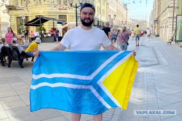 Директор школы в ХМАО написала заявление в полицию из-за косичек школьницы в цветах флага Украины