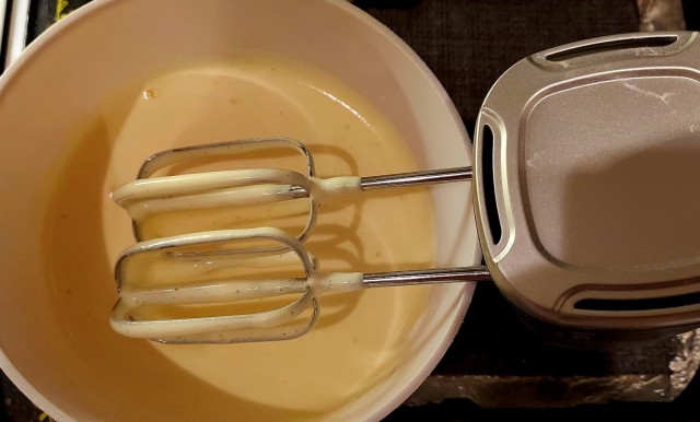 Два бисквитных торта: белый и шоколадный