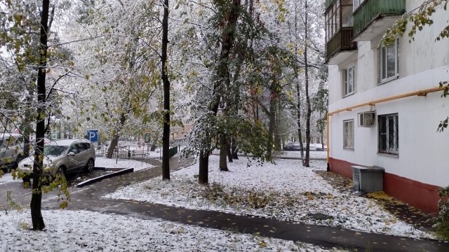 Снег добрался до Москвы