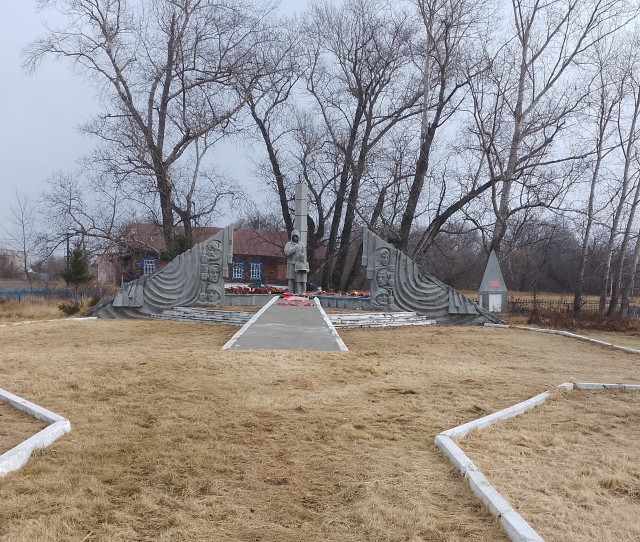Памятник в Алтайском посёлке