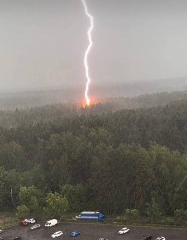 Сильнейший разряд молнии прямо по лесу в Дрожжино