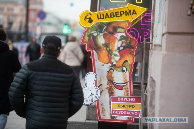 Нарушения нашли в четырех точках продажи шавермы в Петербурге
