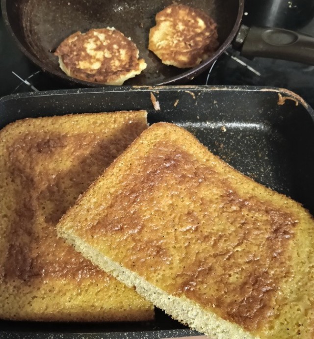 Три миски, три стакана и одна бутылка