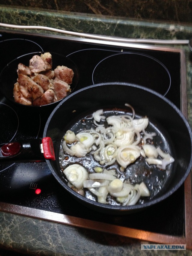 Свинина карри на листьях салата