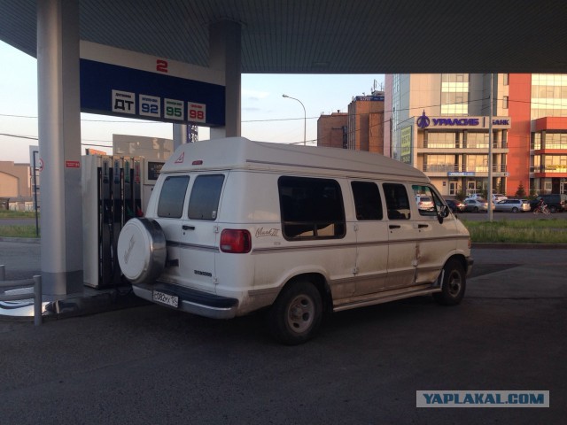 продам монстра Dodge Ram Van, 1996 год