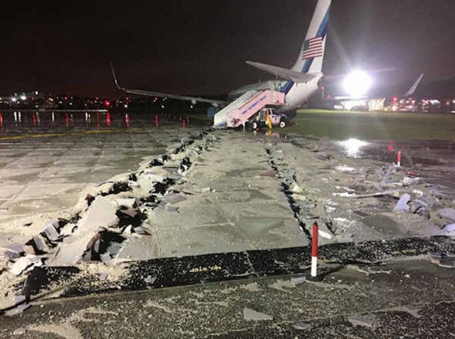 Во время вылета из аэропорта Чикаго,загорелся Boeing 767-323(ER)