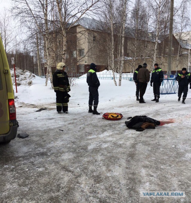 В Нижневартовске возле лицея перевернулась машина и звучали выстрелы