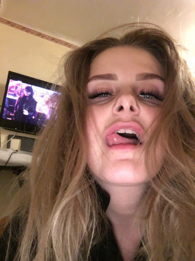 Давай я тебя ещё вот в этой позе сфоткаю