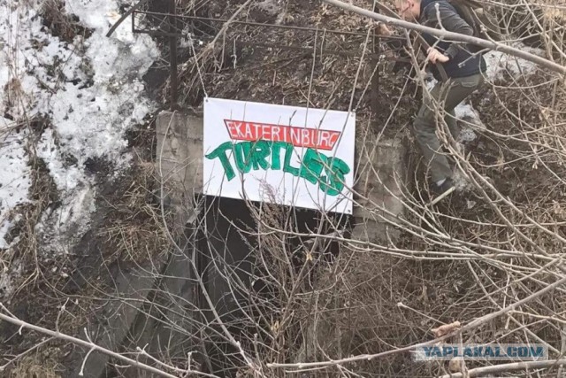 К приезду Путина в Екатеринбурге заливают монтажной пеной канализационные люки