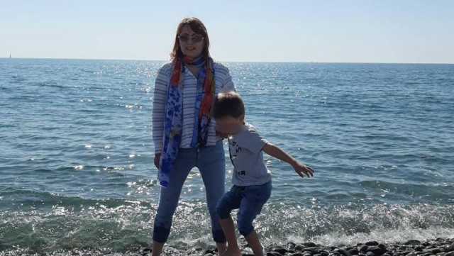Неизвестный открыл стрельбу в жилом доме на улице Приорова на севере Москвы. Он закрылся в квартире с женщиной и двумя детьми