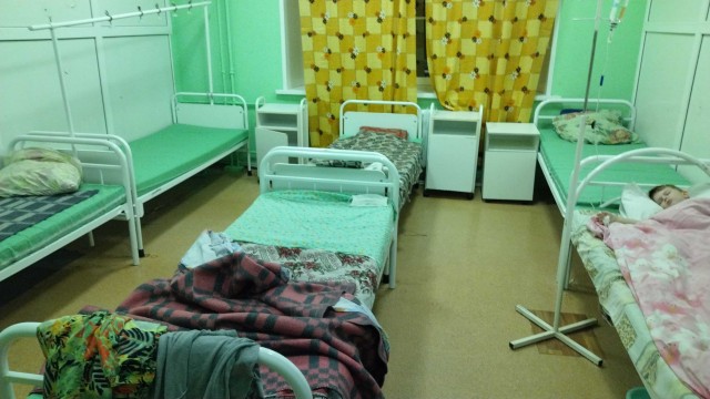 «Тараканы разбегаются по стене, жирные такие». Пациенты больницы в Нижнем Тагиле пожаловались на жуткие условия в стационаре