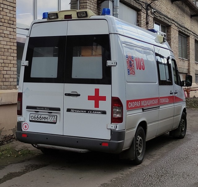 В городе Лянтор в ХМАО возле торгового центра поставили "ПАЗ", в салоне которого можно уколоться "Спутником"